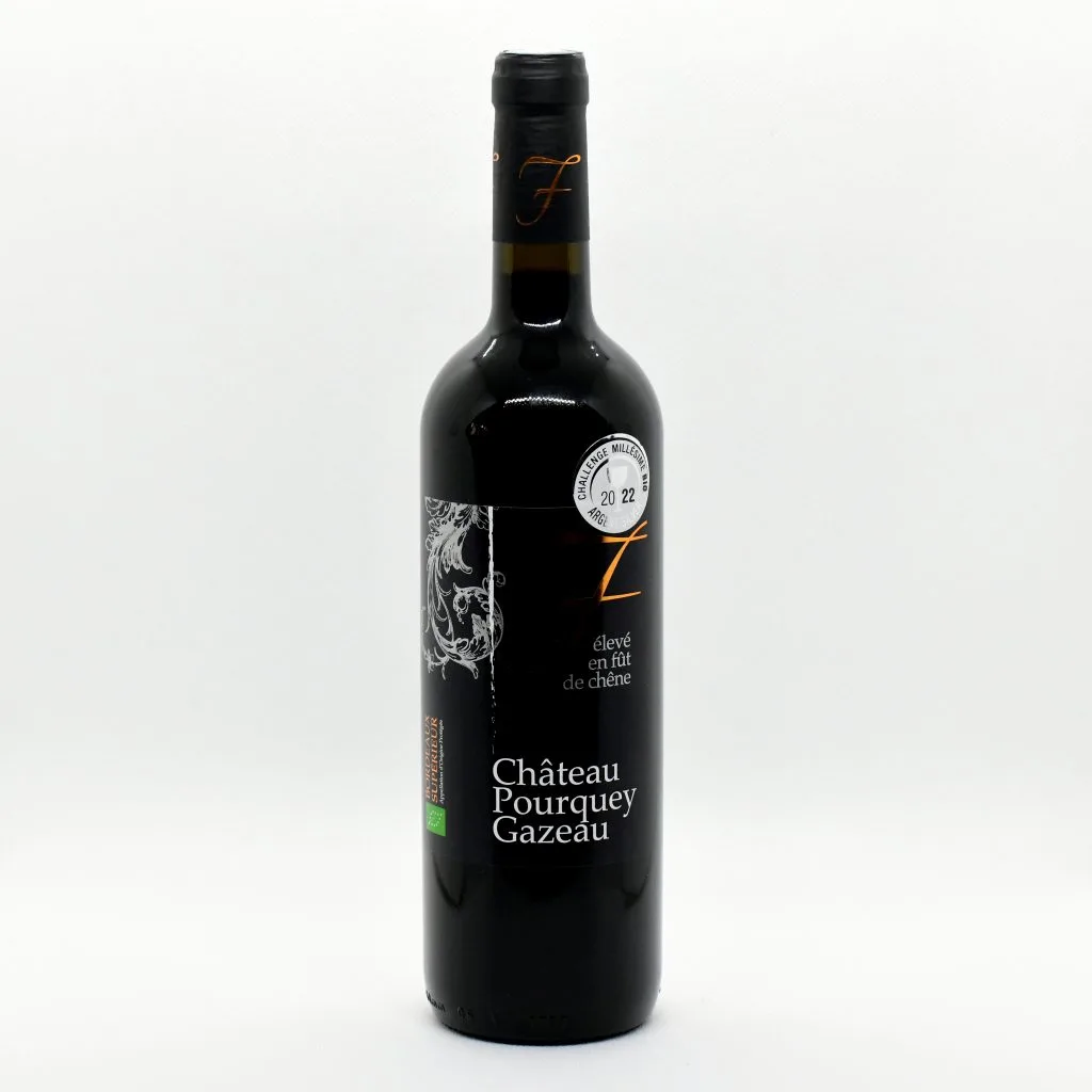 vin rouge en fût de chêne de bordeaux