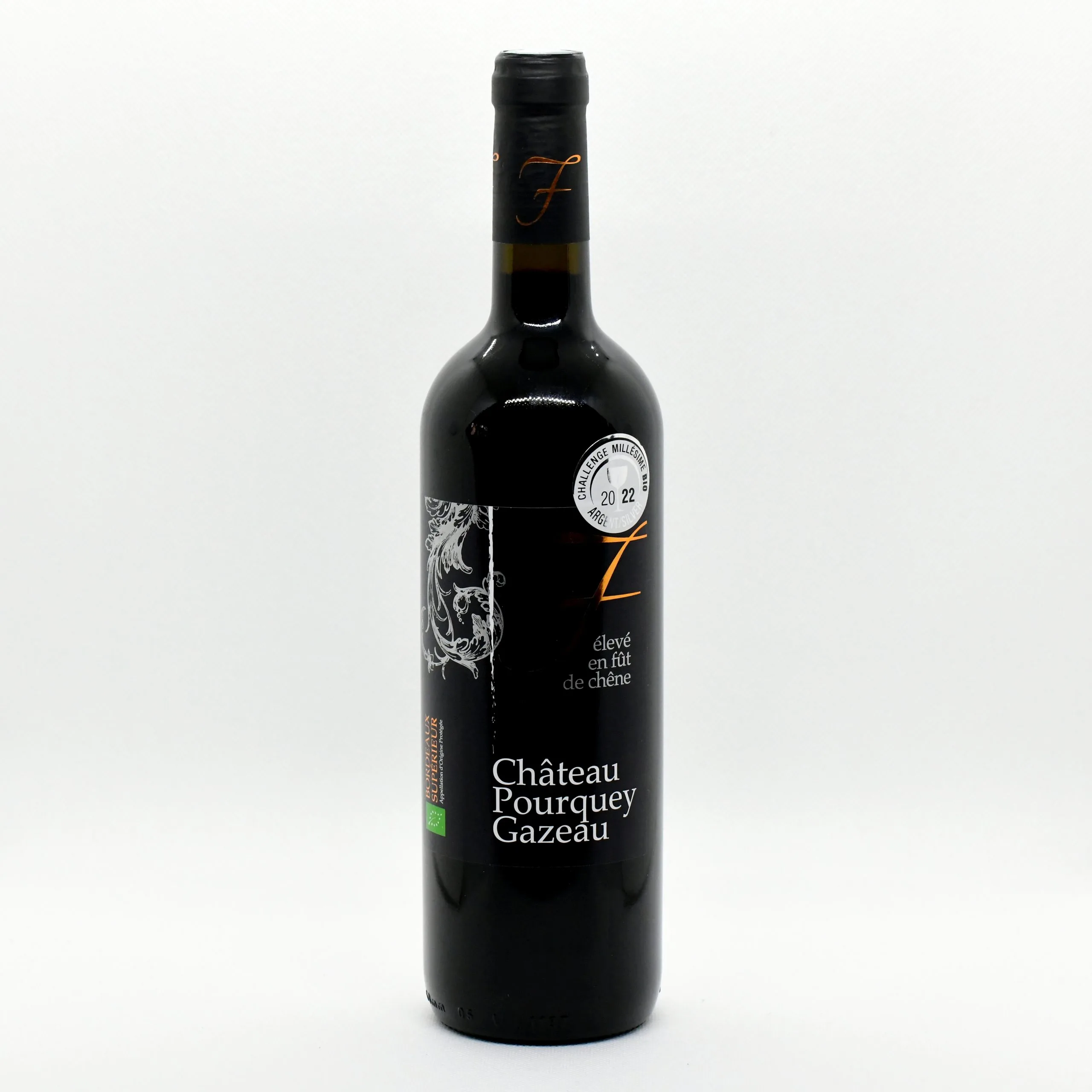 vin rouge en fût de chêne de bordeaux